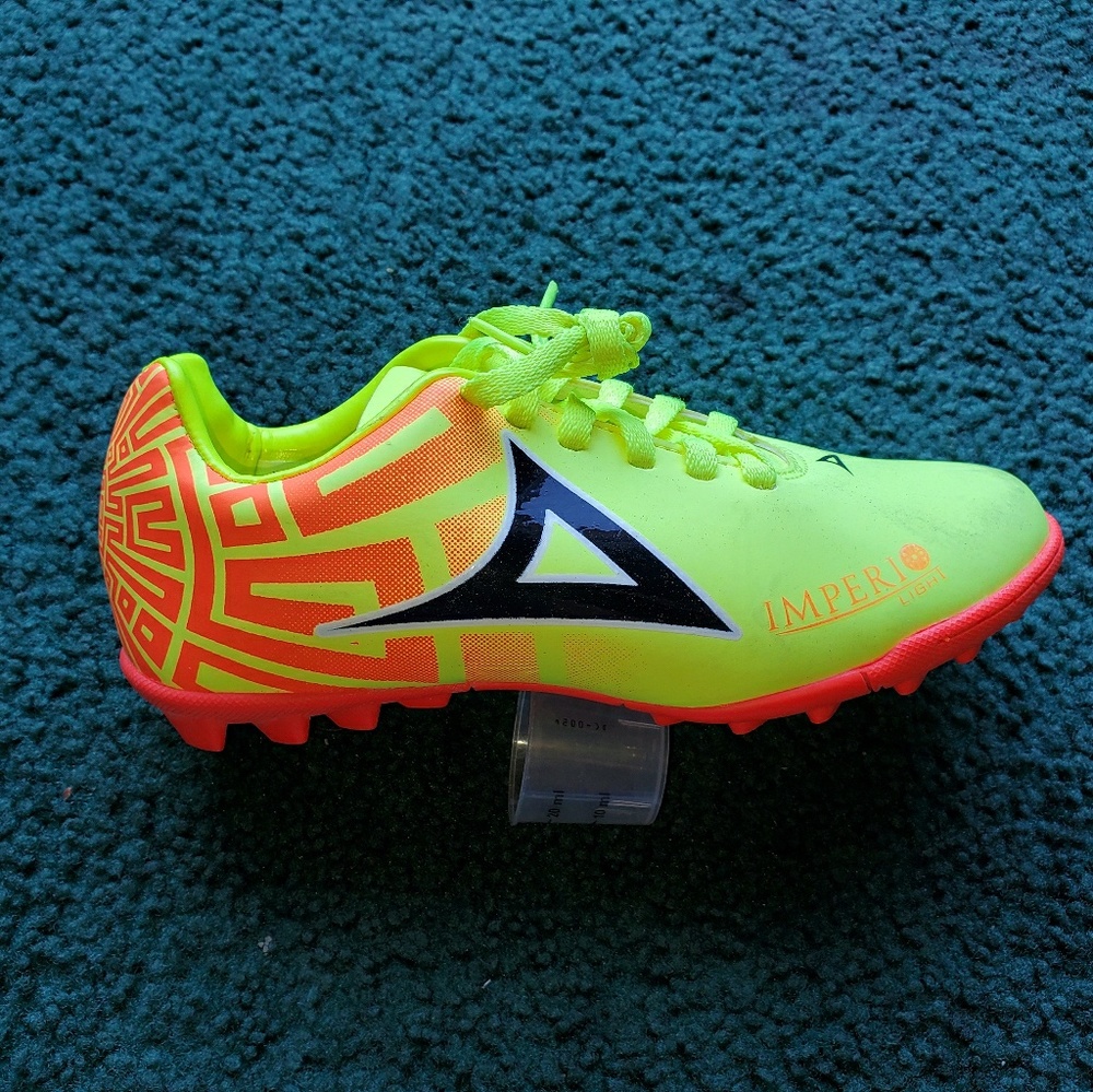 Soccer shoes